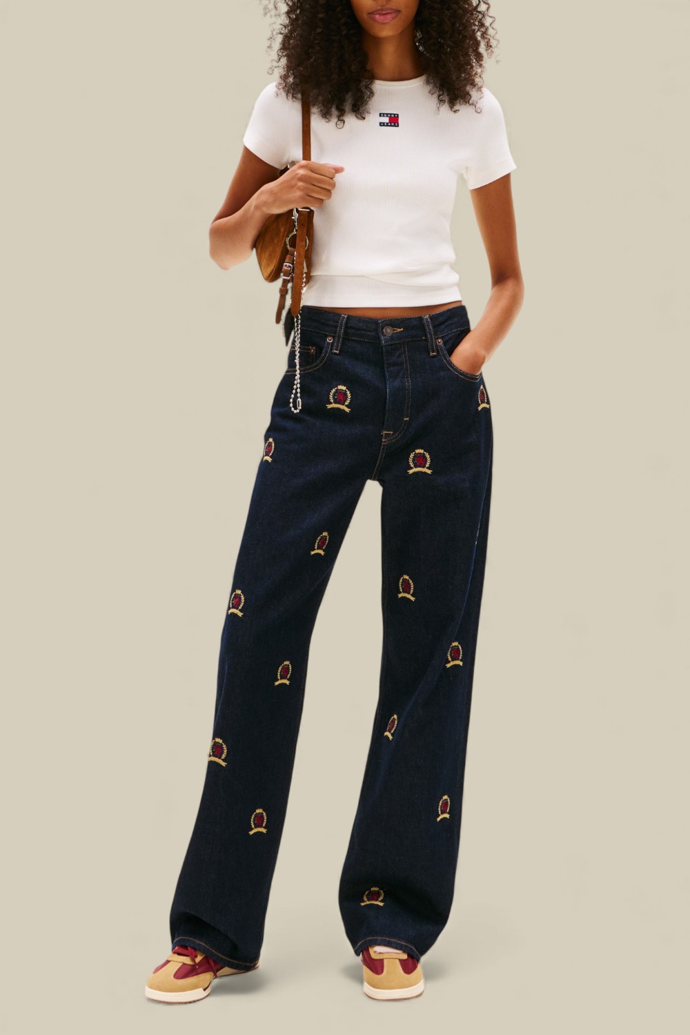 תמונת כל הלוק של חולצת טי ריב סלים פיט